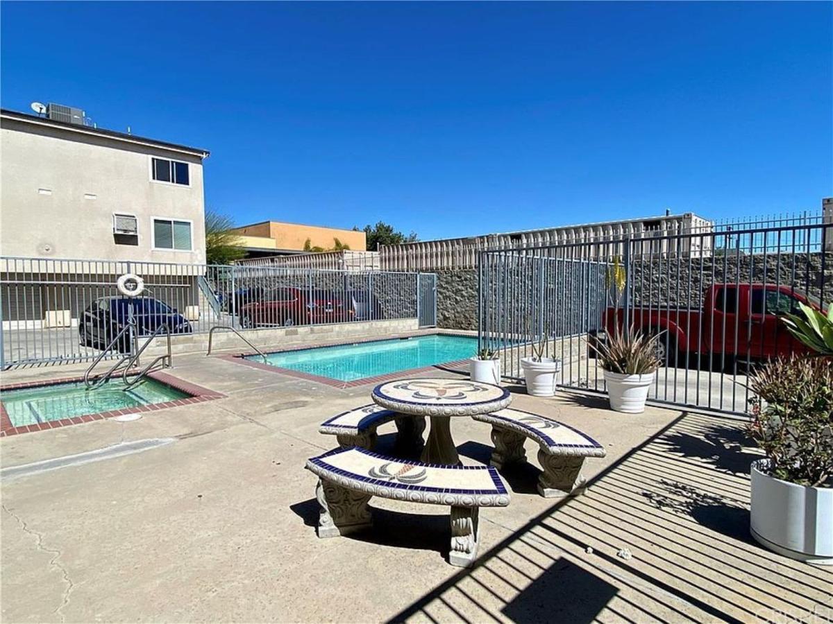 One Bedroom In Shared Townhouse With Pool *