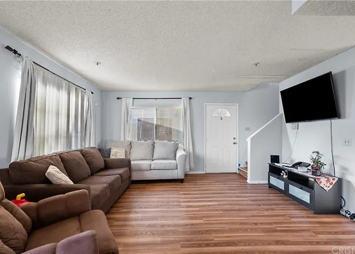 One Bedroom In Shared Townhouse With Pool