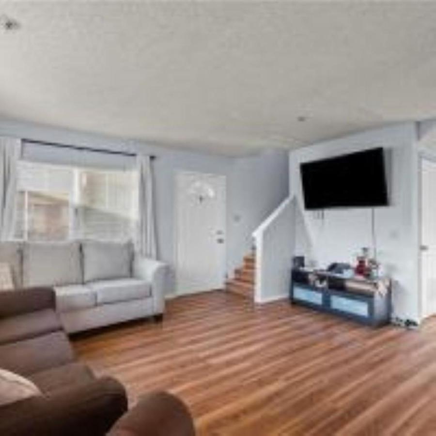 One Bedroom In Shared Townhouse With Pool * Los Angeles